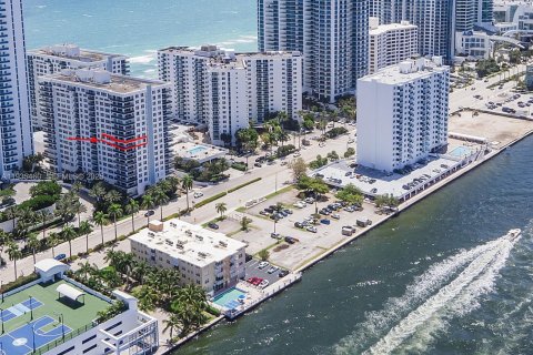 Condominio en alquiler en Hollywood, Florida, 2 dormitorios, 164.25 m2 № 1993830 - foto 12