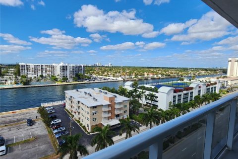Condominio en alquiler en Hollywood, Florida, 2 dormitorios, 164.25 m2 № 1993830 - foto 1