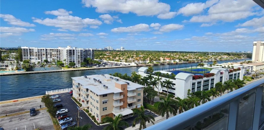 Condominio en Hollywood, Florida, 2 dormitorios № 1993830