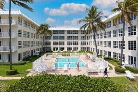 Condominio en alquiler en Gulf Stream, Florida, 1 dormitorio, 70.14 m2 № 787198 - foto 1