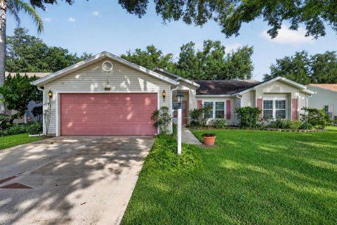 House in Leesburg, Florida 3 bedrooms, 161.37 sq.m. № 2289563
