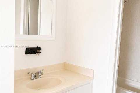 Apartment in Hialeah Gardens, Florida 3 bedrooms, 102.19 sq.m. № 2086398 - photo 10