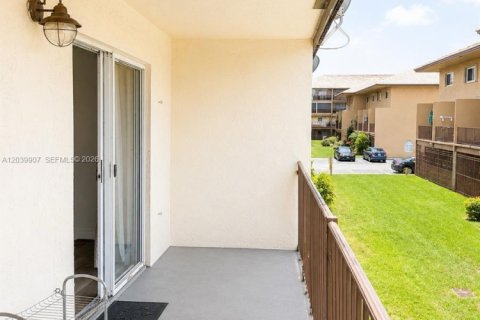 Apartment in Hialeah Gardens, Florida 3 bedrooms, 102.19 sq.m. № 2086398 - photo 20
