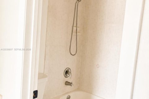 Apartment in Hialeah Gardens, Florida 3 bedrooms, 102.19 sq.m. № 2086398 - photo 5