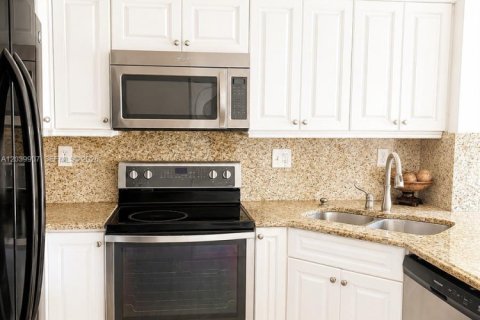 Apartment in Hialeah Gardens, Florida 3 bedrooms, 102.19 sq.m. № 2086398 - photo 9
