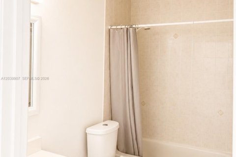 Apartment in Hialeah Gardens, Florida 3 bedrooms, 102.19 sq.m. № 2086398 - photo 11