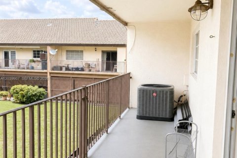 Apartment in Hialeah Gardens, Florida 3 bedrooms, 102.19 sq.m. № 2086398 - photo 19