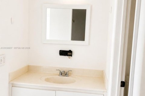Apartment in Hialeah Gardens, Florida 3 bedrooms, 102.19 sq.m. № 2086398 - photo 4