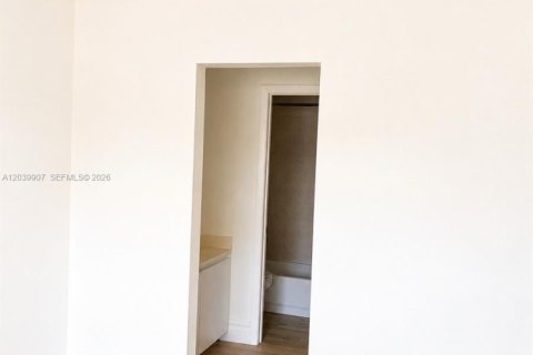 Apartment in Hialeah Gardens, Florida 3 bedrooms, 102.19 sq.m. № 2086398 - photo 3
