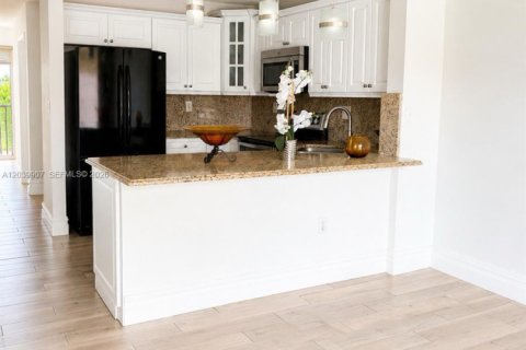 Apartment in Hialeah Gardens, Florida 3 bedrooms, 102.19 sq.m. № 2086398