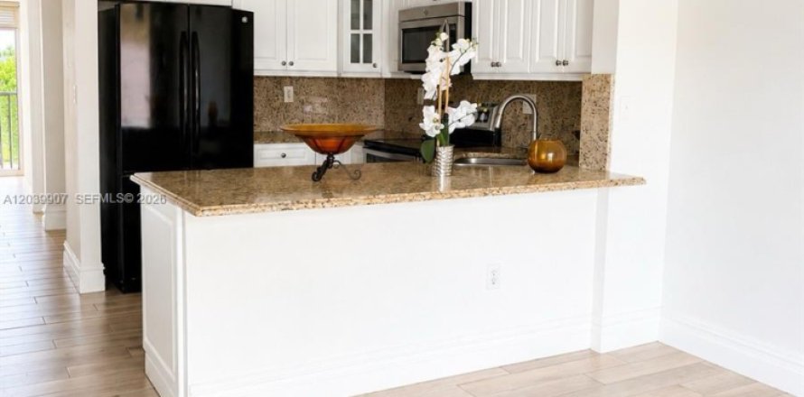 Apartment in Hialeah Gardens, Florida 3 bedrooms, 102.19 sq.m. № 2086398