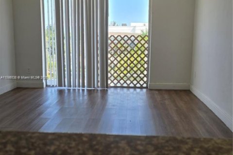 Condo in Miami, Florida, 1 bedroom  № 1981373 - photo 2