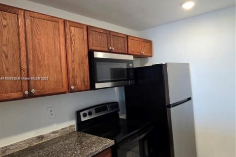 Condo in Miami, Florida, 1 bedroom  № 1981373 - photo 5
