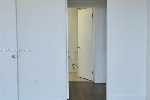 Condo in Miami, Florida, 1 bedroom  № 1981373 - photo 8