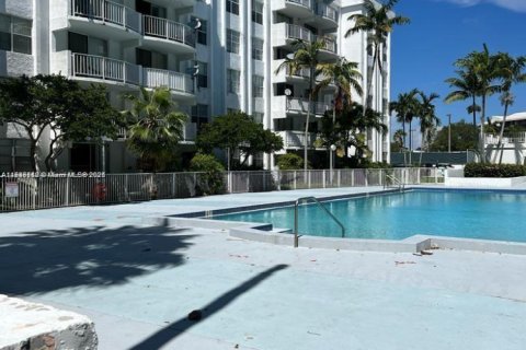 Condo in Miami, Florida, 1 bedroom  № 1981373 - photo 13
