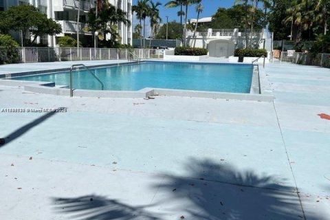 Condo in Miami, Florida, 1 bedroom  № 1981373 - photo 12
