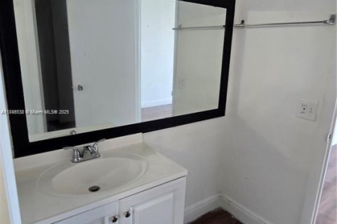 Condo in Miami, Florida, 1 bedroom  № 1981373 - photo 7