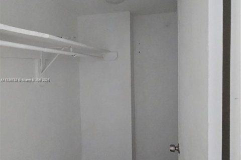 Condo in Miami, Florida, 1 bedroom  № 1981373 - photo 9