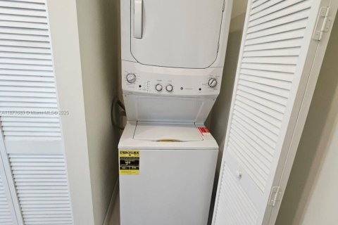 Condominio en alquiler en Doral, Florida, 221.01 m2 № 2012147 - foto 8