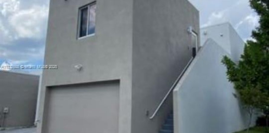 Estudio en el Condominio en Doral, Florida  № 2012147