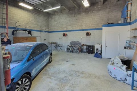 Propiedad comercial en venta en Miami, Florida № 2008182 - foto 10