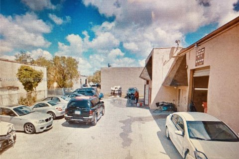 Propiedad comercial en venta en Miami, Florida № 2008182 - foto 3