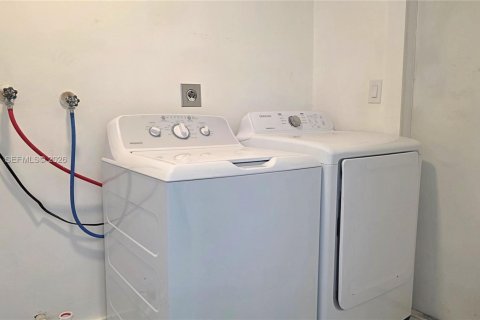 Villa ou maison à vendre à Pompano Beach, Floride: 4 chambres, 140.47 m2 № 2021907 - photo 12