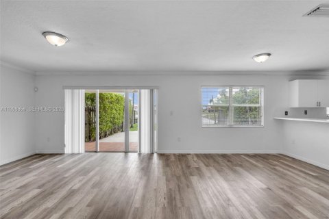 Townhouse in Miami, Florida 4 bedrooms, 214.33 sq.m. № 2066139 - photo 13