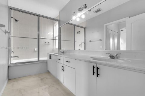 Townhouse in Miami, Florida 4 bedrooms, 214.33 sq.m. № 2066139 - photo 21