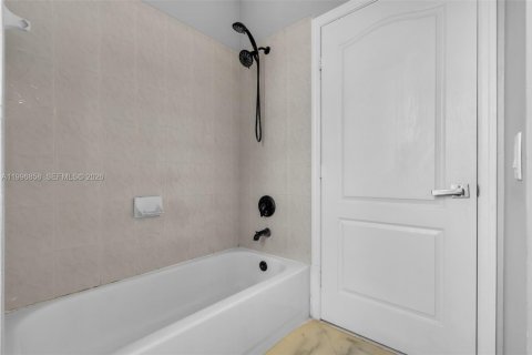 Townhouse in Miami, Florida 4 bedrooms, 214.33 sq.m. № 2066139 - photo 29