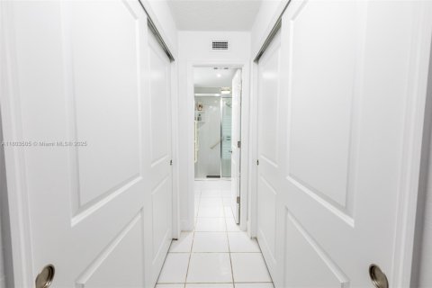 Condo in Fort Myers, Florida, 2 bedrooms  № 1689064 - photo 10