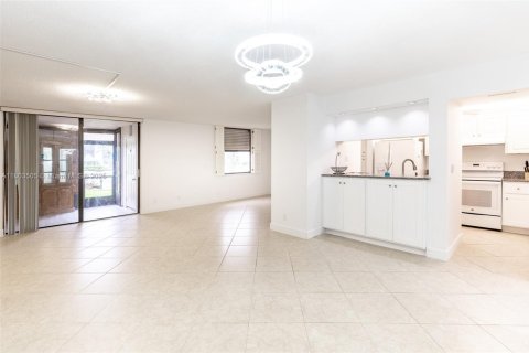 Condo in Fort Myers, Florida, 2 bedrooms  № 1689064 - photo 1