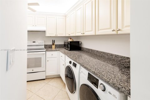 Condo in Fort Myers, Florida, 2 bedrooms  № 1689064 - photo 4