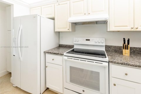 Condo in Fort Myers, Florida, 2 bedrooms  № 1689064 - photo 5
