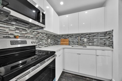 Купить кондоминиум в Майами, Флорида 2 спальни, 65.59м2, № 2075155 - фото 3