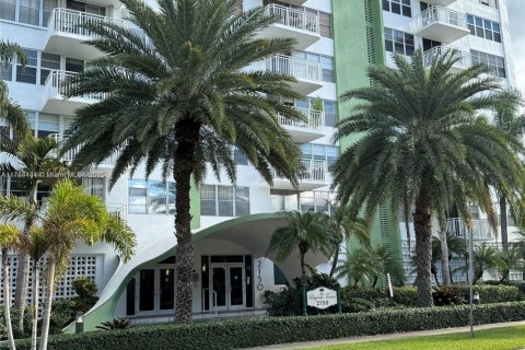 Condo in North Miami, Florida, 1 bedroom  № 1712877 - photo 9