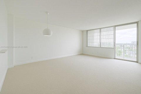 Condo in North Miami, Florida, 1 bedroom  № 1712877 - photo 1