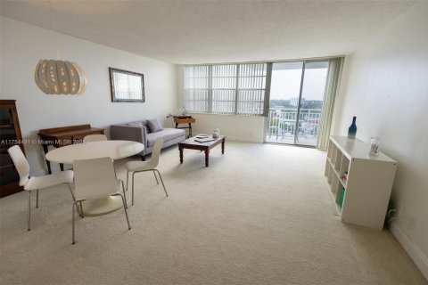 Condo in North Miami, Florida, 1 bedroom  № 1712877 - photo 3
