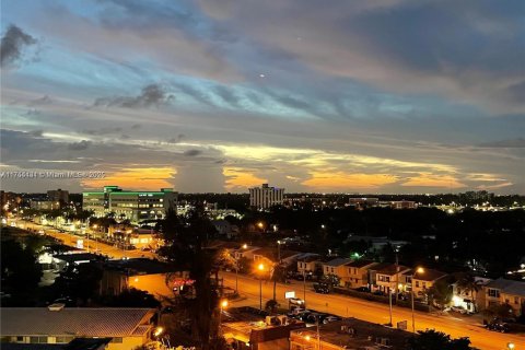 Condo in North Miami, Florida, 1 bedroom  № 1712877 - photo 8