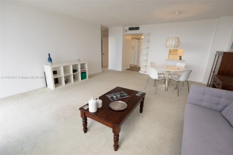 Condo in North Miami, Florida, 1 bedroom  № 1712877 - photo 13