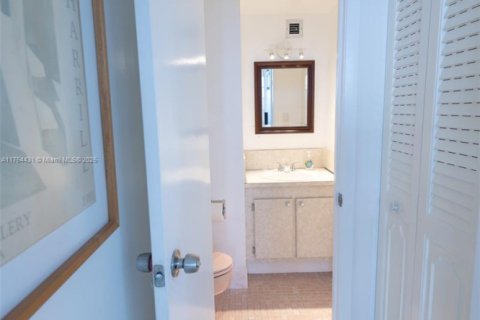 Condo in North Miami, Florida, 1 bedroom  № 1712877 - photo 21