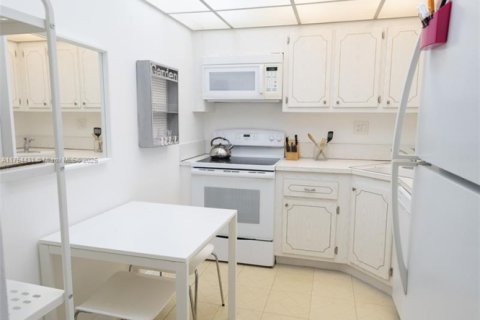 Condo in North Miami, Florida, 1 bedroom  № 1712877 - photo 17