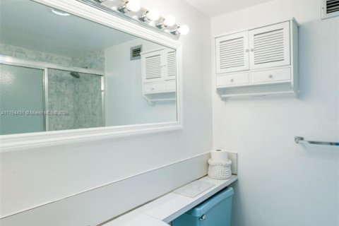 Condo in North Miami, Florida, 1 bedroom  № 1712877 - photo 15