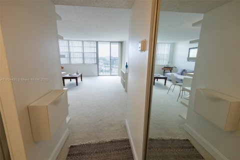 Condo in North Miami, Florida, 1 bedroom  № 1712877 - photo 11