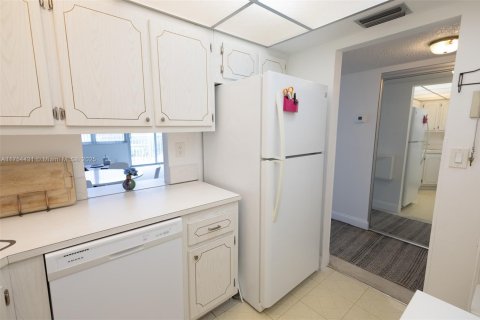 Condo in North Miami, Florida, 1 bedroom  № 1712877 - photo 16