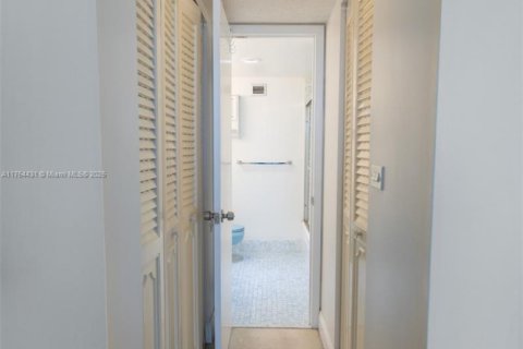 Condo in North Miami, Florida, 1 bedroom  № 1712877 - photo 18