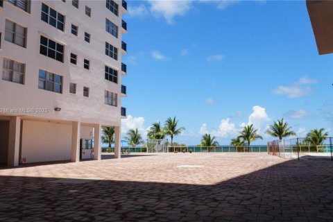 Купить кондоминиум в Майами-Бич, Флорида 2 спальни, 112.04м2, № 1979828 - фото 16