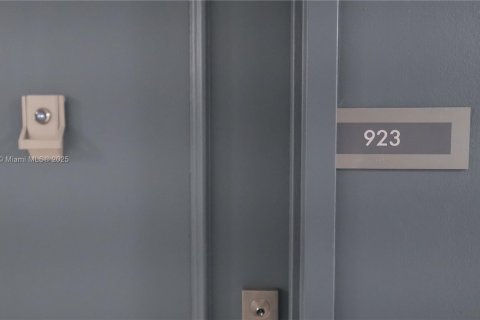 Купить кондоминиум в Майами-Бич, Флорида 2 спальни, 112.04м2, № 1979828 - фото 29