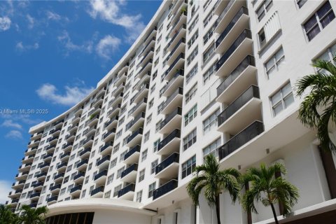 Купить кондоминиум в Майами-Бич, Флорида 2 спальни, 112.04м2, № 1979828 - фото 2