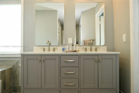 Casa en venta en Miami, Florida, 3 dormitorios, 154.03 m2 № 1945732 - foto 11